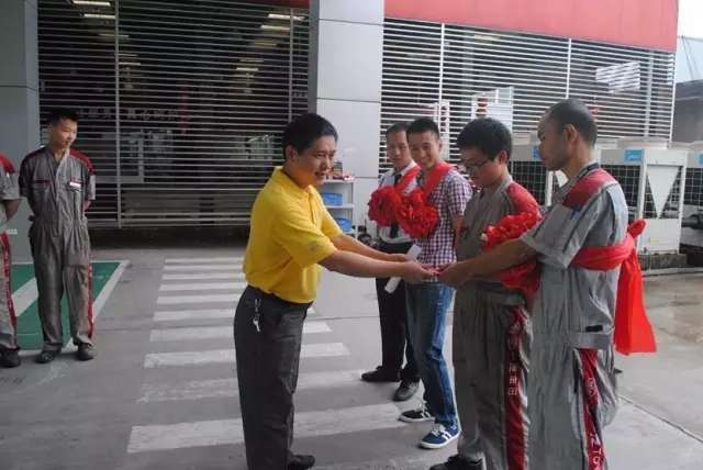 (售后經(jīng)理為售后服務(wù)部優(yōu)秀員工頒獎(jiǎng)) (售后經(jīng)理為售后服務(wù)部優(yōu)秀員工頒獎(jiǎng))