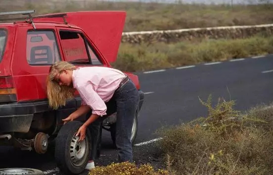 汽車爆胎怎么辦？你應(yīng)該知道的換胎知識！