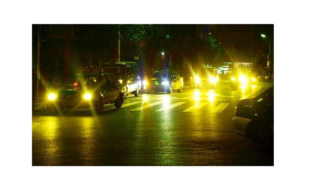 夜晚開(kāi)車(chē)，小心穿了隱身衣的黑衣女子，會(huì)吃人！